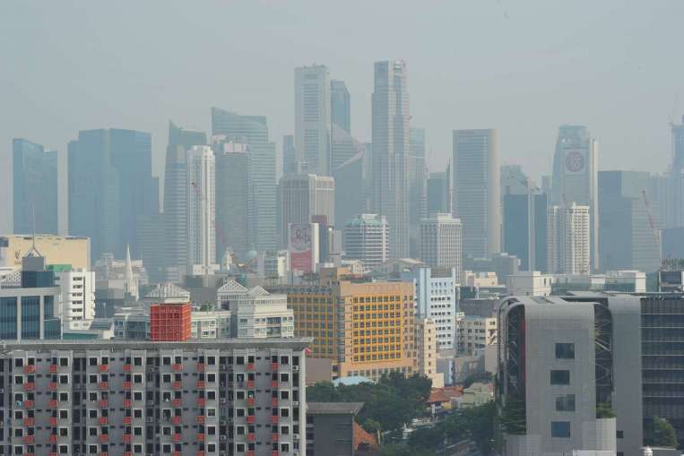 The Singapore skyline at 4.30pm on Sept 3, 2015 when the 3-hour PSI was 94. (Image credit: The Straits Times) 