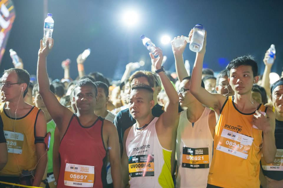 Runners raise their bottles to show support in helping reduce waste