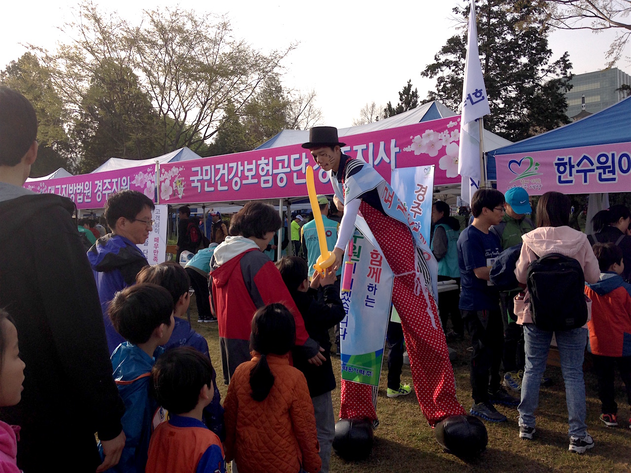 A clown at the race festival