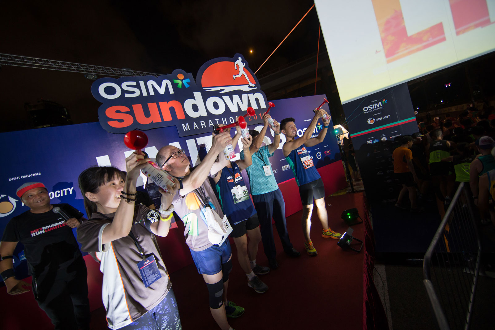Minister Baey Yam Keng (extreme right) was part of the flag-off contingent for the 10km category at the ninth edition of the OSIM Sundown Marathon at the F1 Pit Building. (Photo Credit: OSIM Sundown Marathon)