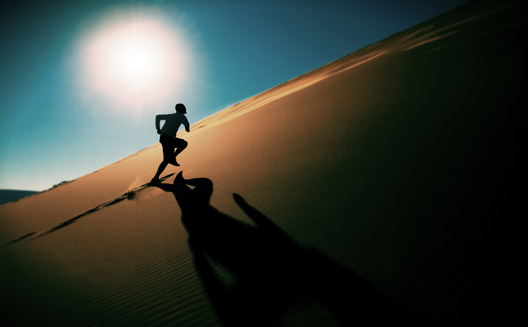 Diário do Abdul_Alhazred Man-running-uphill-dessert