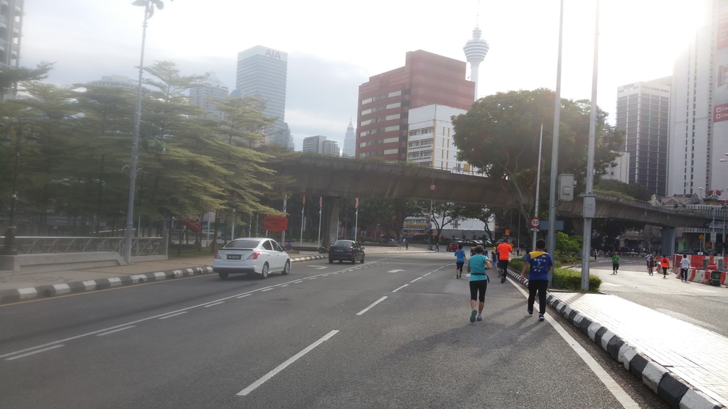 Unlike Singapore, no barricades or cones were used to cordon off the road for runners. 