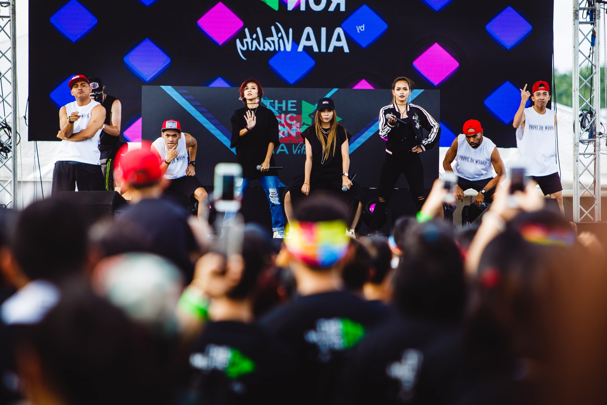 malaysian-pop-sensation-de-fam-enthralled-music-runnerstm-with-their-electric-performance-before-the-run