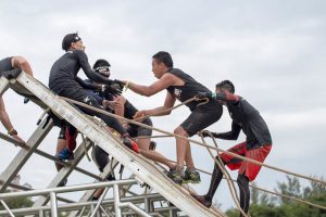 Display of friendship at Spartan race from https://www.youtube.com/watch?v=i9MBBcjlgR0