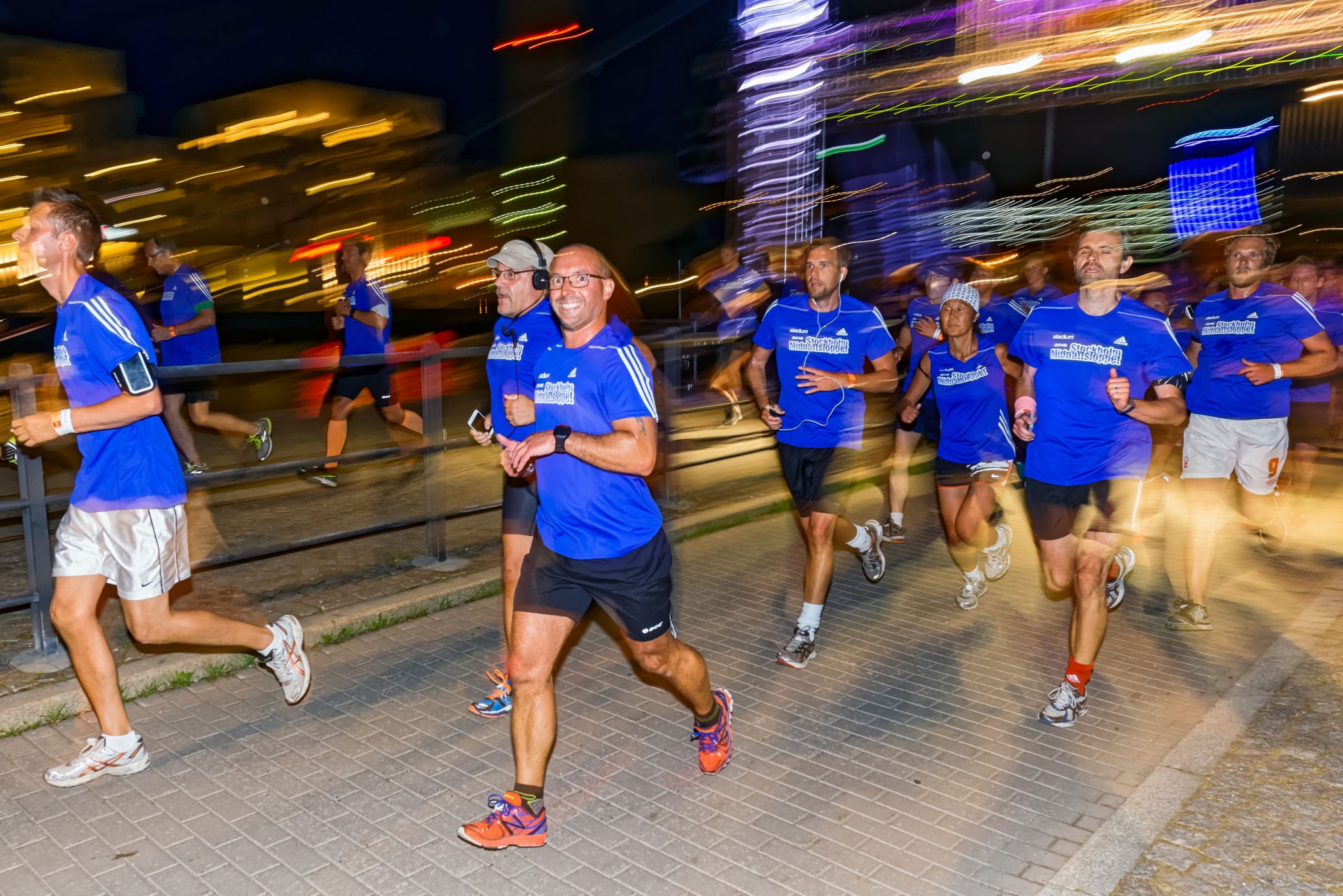 runners-at-night-race